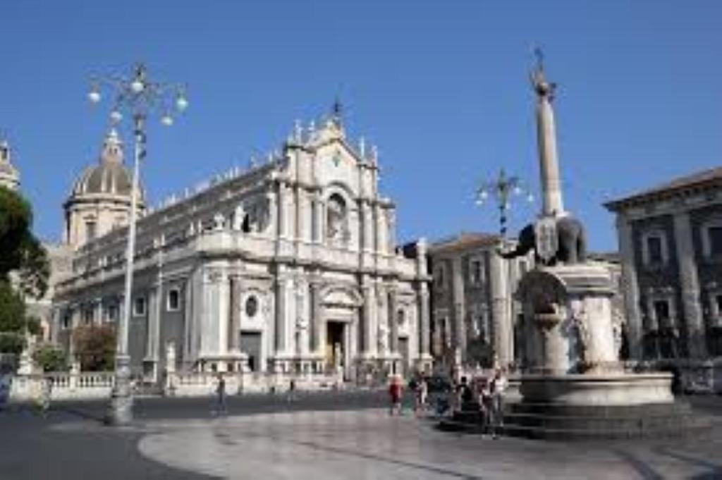 Suite Con Terrazza In Centro Storico Catania Bagian luar foto